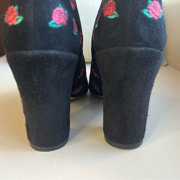 Schutz Black Suede Ankle Boots Booties w/ Embroidered Red Roses & Zip Women’s 6 - Picture 10 of 15